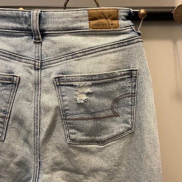 American Eagle High-Waisted Distressed Mom Jeans | 0 Regular, Button Fly, Light - Picture 5 of 8